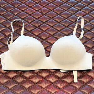 NWT Victoria's Secret t-shirt lightly lined wireless bra